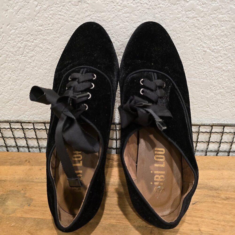 Anthropologie Bibi Lou Velvet Flats With Ribbon Laces Sz 37 (US-6.5)